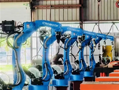¿Cuál es la razón de las salpicaduras de soldadura excesivas del robot de sol...